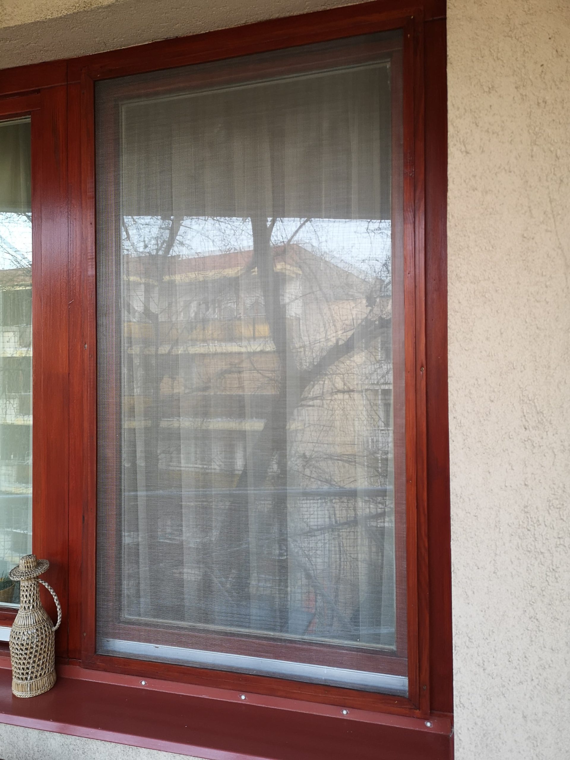 Nappali ablak fém szúnyoghálóval
