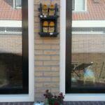 Hatalmas ablakok és persze fapapucs