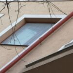 Szoba ablak fém szúnyoghálóval