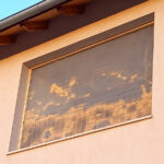 Erkély "ablak" fém szúnyoghálózás után kívülről a naplementében.