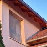 Erkély "ablak" fém szúnyoghálózás után kívülről a naplementében.