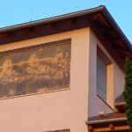 Erkély "ablak" fém szúnyoghálózás után kívülről a naplementében.