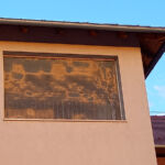 Erkély "ablak" fém szúnyoghálózás után kívülről a naplementében.