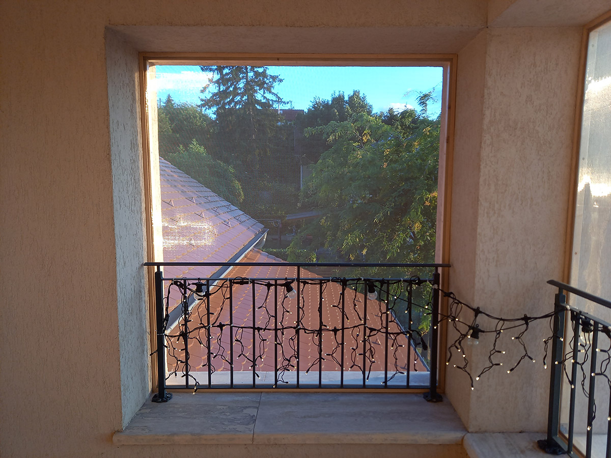 Erkély "ablak" fém szúnyoghálózás után belülről.